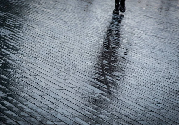 Walking Cień Nierozpoznane Idący Mokre Ulice Londynu Deszczu — Zdjęcie stockowe