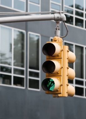 Sarı trafik ışığı yeşil ile ABD'de New York city sokaktan yanıp sönen işareti geçmek.