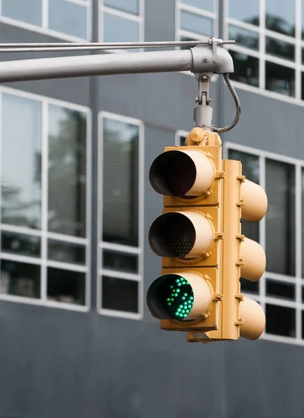 Gelbe Ampel Mit Grünem Passschild Blinkt Aus New Yorker Stadtstraße — Stockfoto