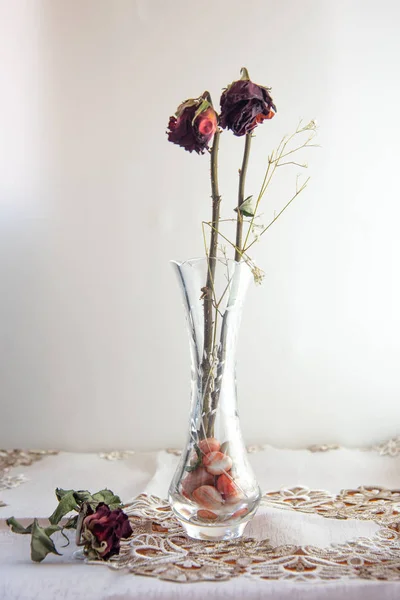 Schöne Welke Rote Rosenblüten Auf Der Vase Auf Dem Tisch — Stockfoto