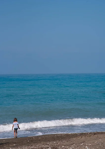 Молодий Хлопець Краю Берега Насолоджуючись Морем — стокове фото