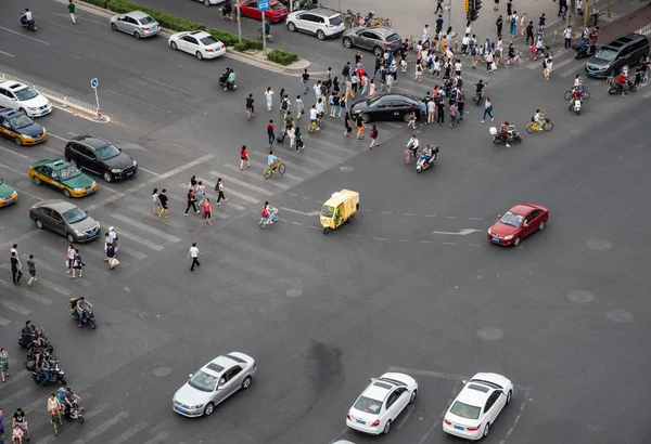 Grupp Personer Som Passerar Hög Trafik Avenue Med Bilar Och — Stockfoto