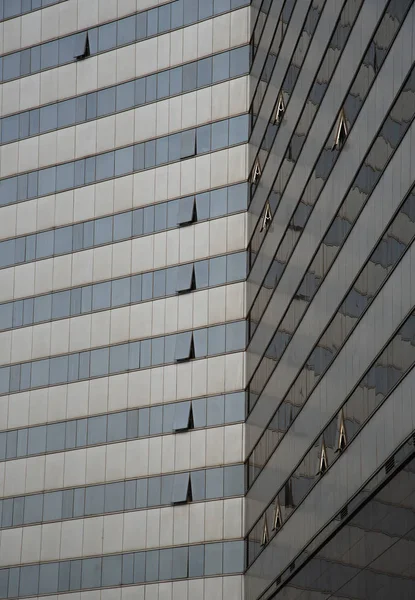 建物の開いているウィンドウの青いガラス張りのモダンな高層ビルの建築の細部 — ストック写真