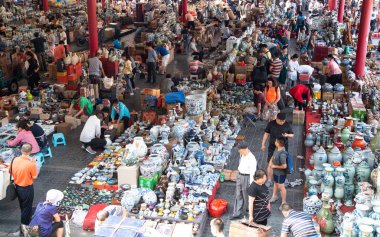 Beijing, Çin - Juna 10 2018: Bayi ve Panjiayuan pire antika pazarı Beijing Çin'de onların mal satan alışveriş.