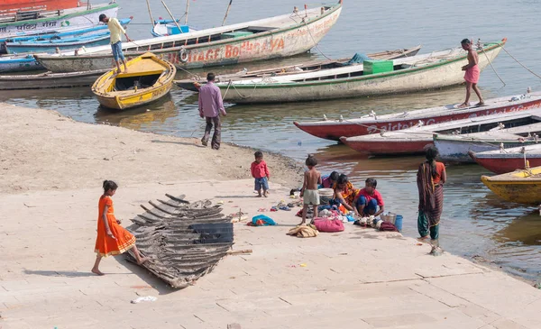 Varanasi Indien März 2017 Menschen Und Bunte Boote Ufer Des — Stockfoto