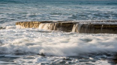 Varanasi, Hindistan - 12 Mart 2017: İnsanlar ve nehir Ganj Varanasi şehir Hindistan'ın kutsal şehir Bankası renkli tekneler