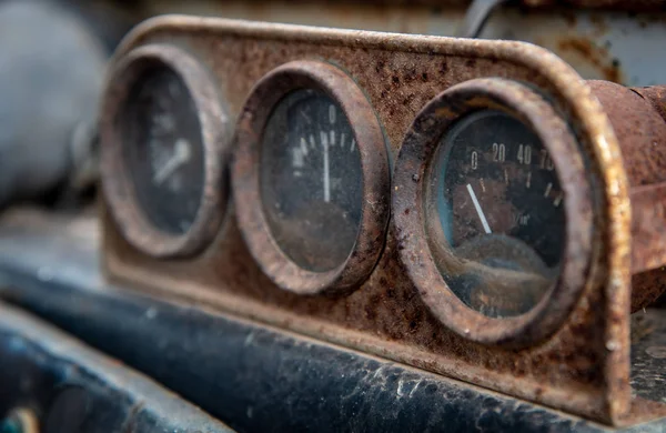 Salpicadero Corroído Oxidado Del Coche Con Indicadores Velocímetro Gasolina —  Fotos de Stock