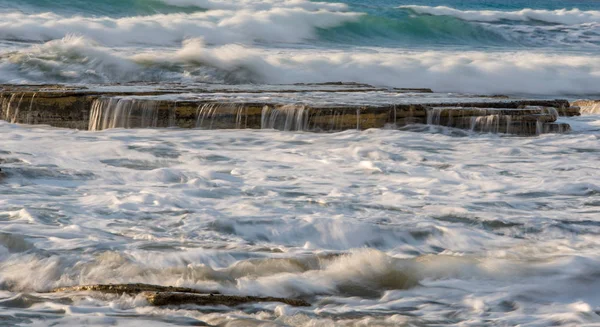 Rotsachtige Kust Met Golvende Oceaan Golven Rotsen Bij Akrotiri Kustgebied — Stockfoto