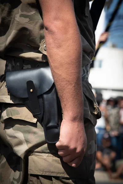 Militaire Soldaat Paraderen Bewapend Met Een Kanon — Stockfoto