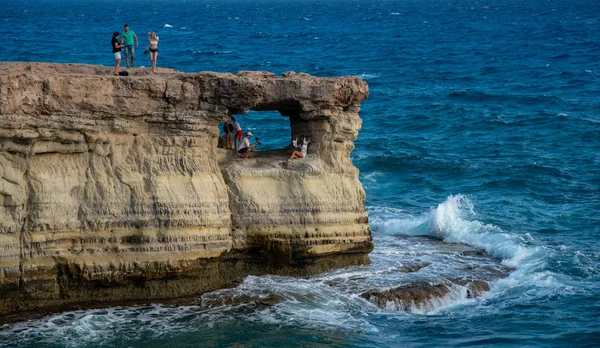 Ludzie Stojący Siedzi Skałach Krystalicznie Czystej Wodzie Słynnej Cape Greco — Zdjęcie stockowe