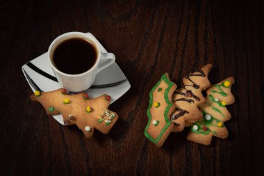 Noel geleneksel bisküvi ve taze siyah kahve. 