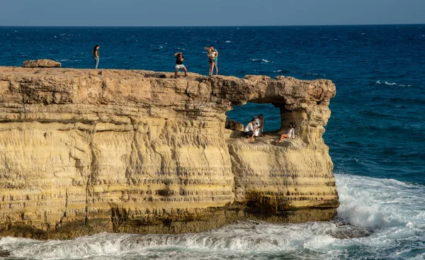 Personas Pie Sentadas Las Rocas Disfrutando Las Aguas Cristalinas Famoso — Foto de Stock