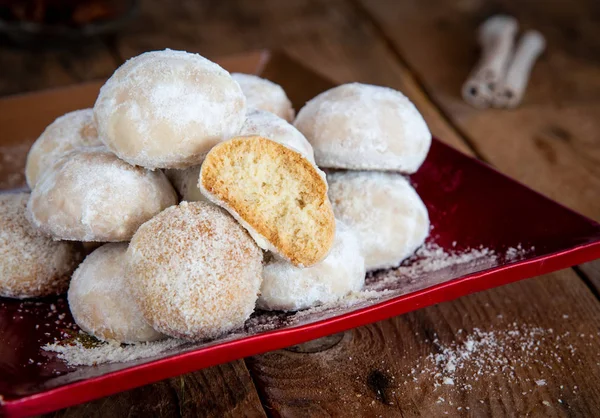 Beyaz şeker, badem un ve tereyağı ile yapılan kourampiedes denilen taze lezzetli geleneksel Noel kurabiyeleri.