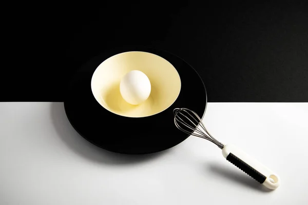 Bílá vejce na žluté misce. — Stock fotografie