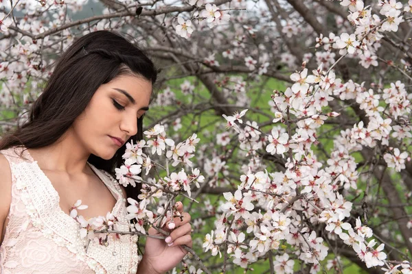 Приваблива молода красива леді, насолоджуючись весняним цвітінням сливи — стокове фото