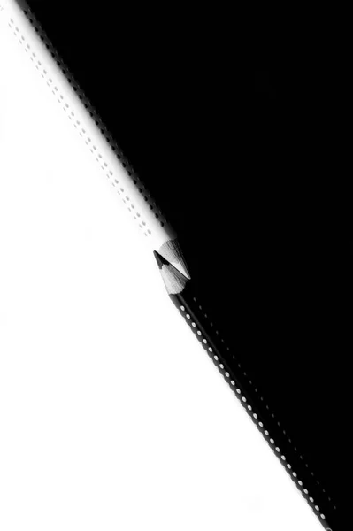 Dos lápices de dibujo sobre una superficie en blanco y negro . —  Fotos de Stock