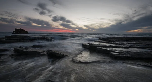 Naufrage d'un navire abandonné sur un rivage rocheux — Photo