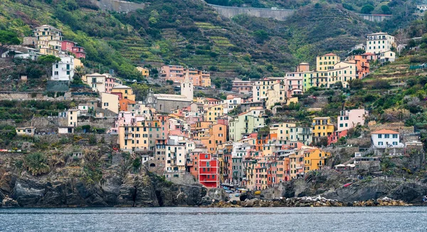 Pueblo de Riomaggiore en Linguria Italia con casas coloridas —  Fotos de Stock