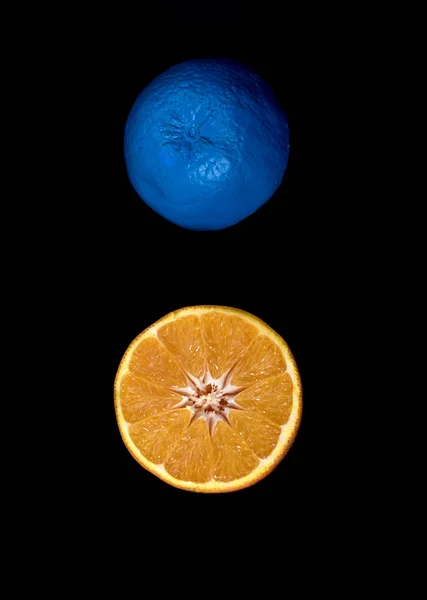 Řezy z modré a oranžové čerstvých citrusových oranžové ovoce — Stock fotografie