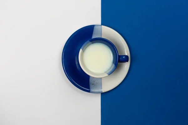 Modrá a bílá káva hrnek s čerstvým mlékem — Stock fotografie