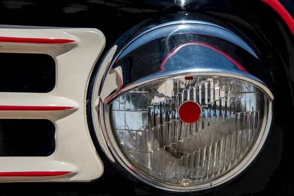 Oldtimer schöner Bus-Grill mit Scheinwerfern eines alten traditionellen — Stockfoto