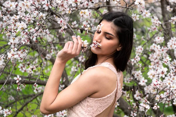 Atractiva joven hermosa dama, disfrutando de flores de ciruela de primavera —  Fotos de Stock