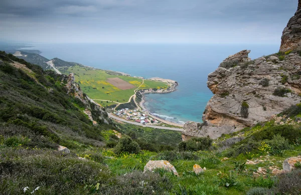 Paisagem dramática e bonita e paisagem marinha do topo de um — Fotografia de Stock