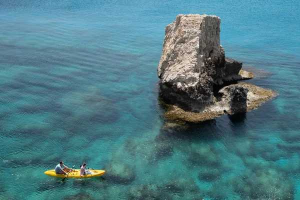 Groupe de personnes Kayak à l'eau calme et propre — Photo