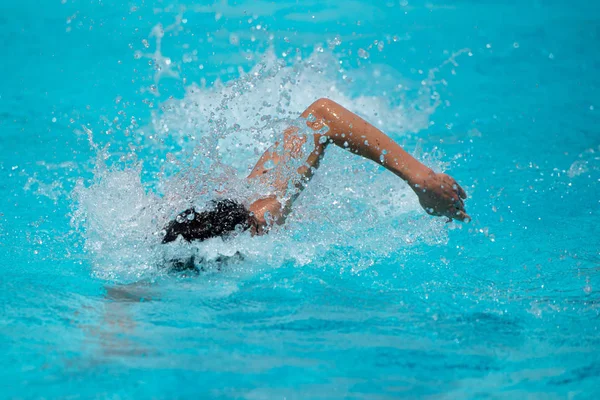 Αθλητές που κολυμπούν σε μια πισίνα — Φωτογραφία Αρχείου