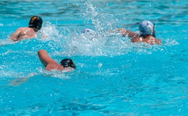 Bir yüzme havuzunda Freestyle yüzme sporcular