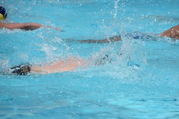 Atleti che nuotano su una piscina — Foto Stock