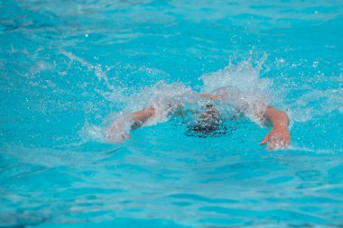 Bir yüzme havuzunda Freestyle yüzme sporcular