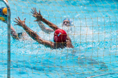Bir sutopu şampiyonası oyunu tanınmayan sporcular 