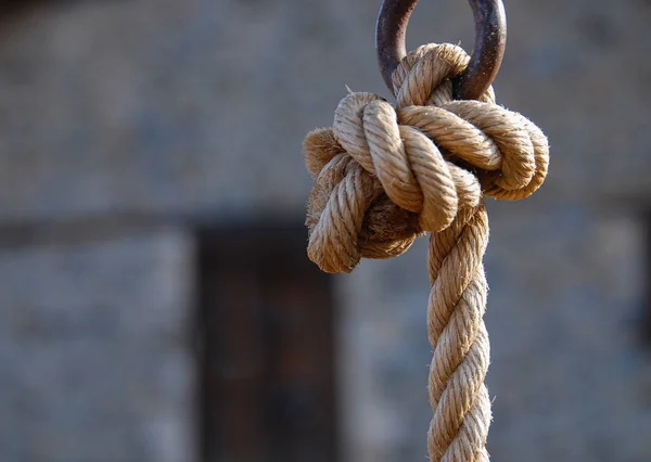 Corde fixée sur une cloche de l'église — Photo