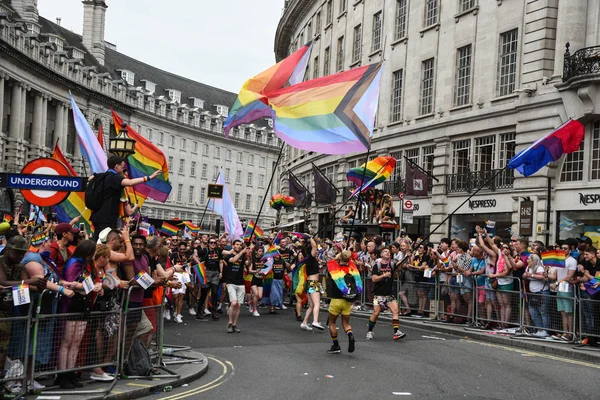 人们在2019年英国伦敦市的骄傲游行中游行 — 图库照片