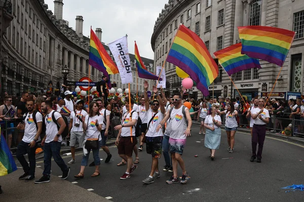 人们在2019年英国伦敦市的骄傲游行中游行 — 图库照片