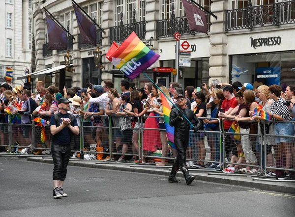 人们在2019年英国伦敦市的骄傲游行中游行 — 图库照片