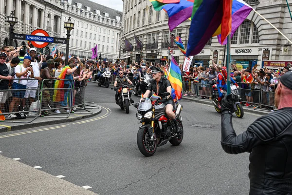 Gente desfilando en el Desfile del Orgullo 2019 en la ciudad de Londres, Reino Unido — Foto de Stock