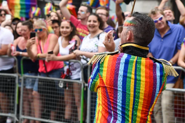 Gente desfilando en el Desfile del Orgullo 2019 en la ciudad de Londres, Reino Unido — Foto de Stock