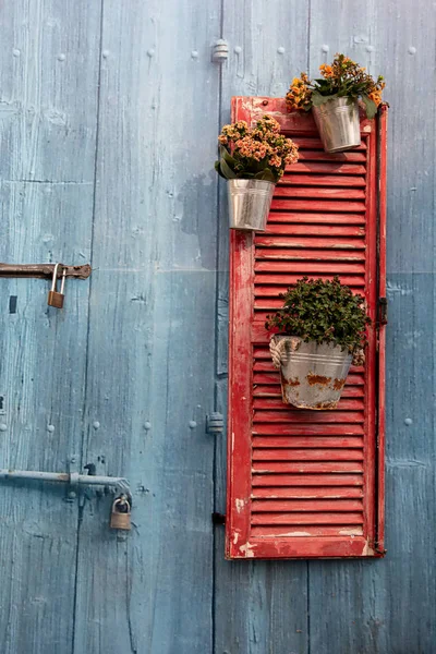 Piros ablak fadobozban virágcserepek — Stock Fotó