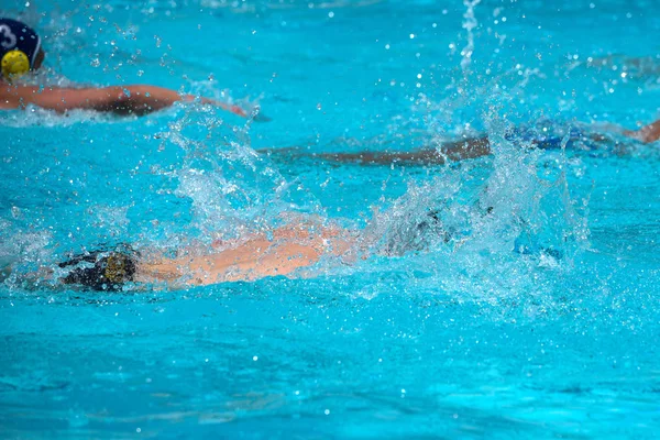 Freestyle úszás a medencénél — Stock Fotó