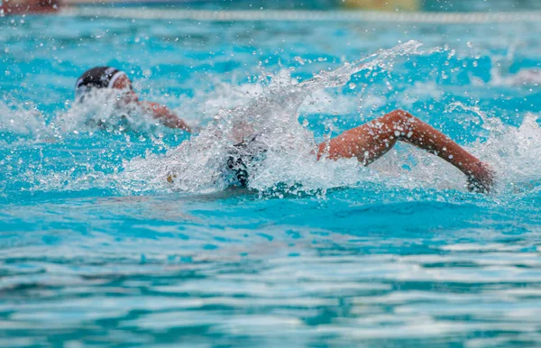 Atleten zwemmen Freestyle op een zwembad — Stockfoto