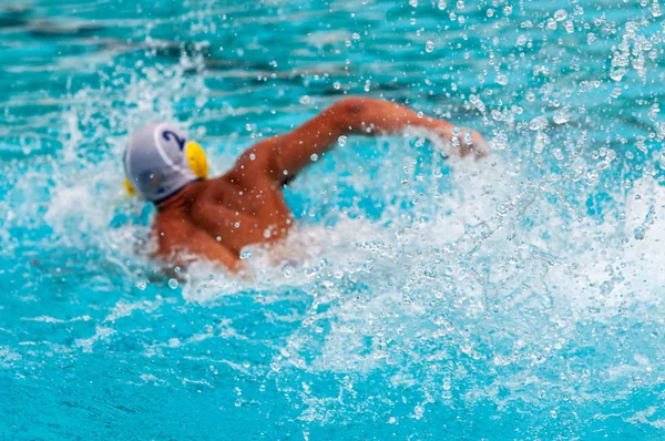 Atletas nadando estilo livre em uma piscina — Fotografia de Stock