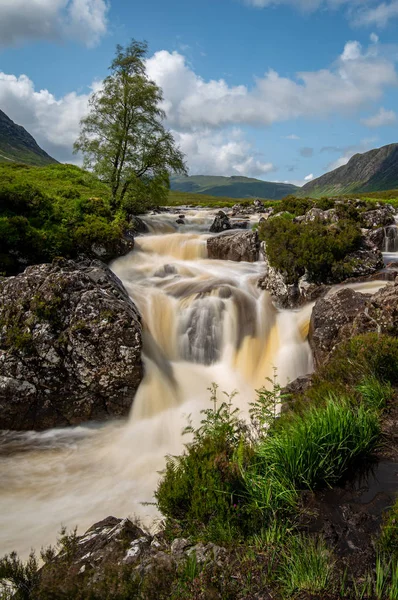 İskoçya'nın dağlık bölgesinde Etive Mor şelalesi. — Stok fotoğraf