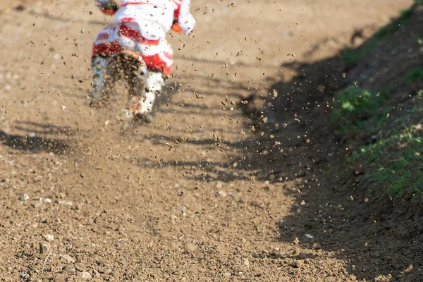 Atleta montando uma moto esportiva em um evento de corrida de motocross — Fotografia de Stock