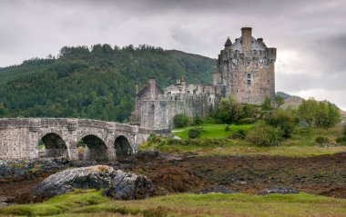 Loch Alsh gölünde ünlü Eilean Donan Kalesi 