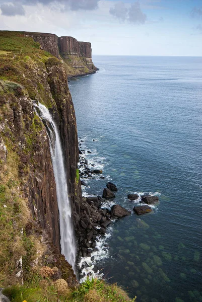 Kilt rock com o Mealt cai na Ilha de Skye, no Highla — Fotografia de Stock