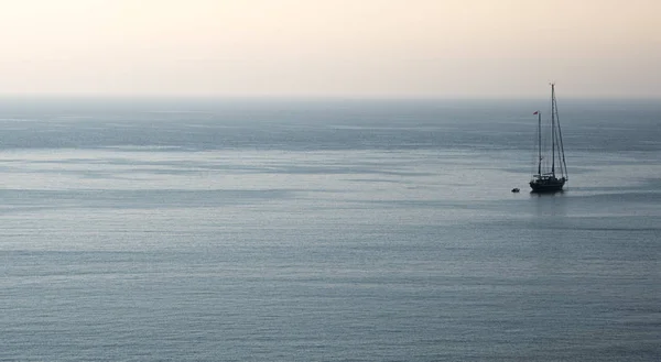 Luxusní jachta plachtící v klidném oceánu — Stock fotografie