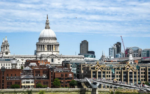 El puente del Milenio y la catedral de San Pablo en el centro de Londres — Foto de Stock