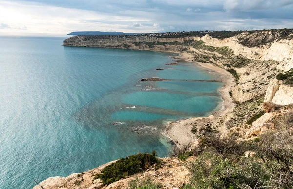 Idylliczne Seascape poniżej dramatyczne skały. Zatoka zapalo, Episkopi — Zdjęcie stockowe